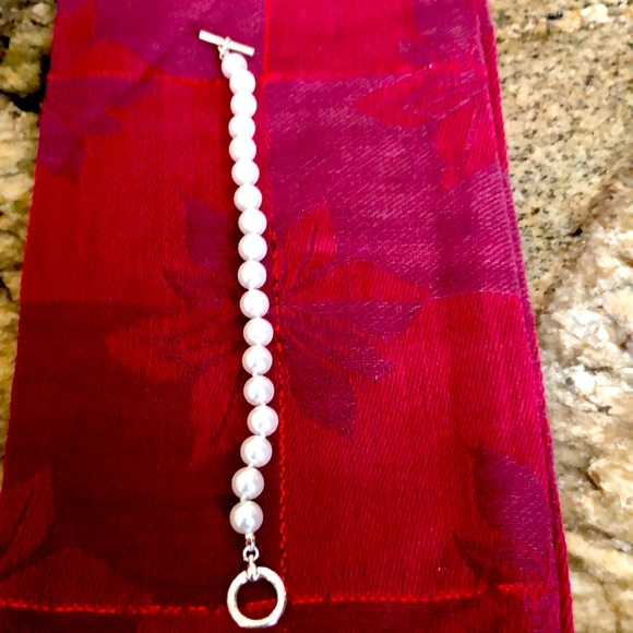 NWT—Pearl simulated bracelet. - Picture 1 of 5